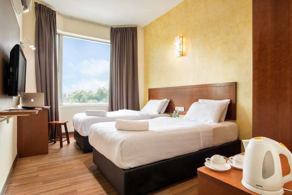 My Hotel Букит Мертаджам Екстериор снимка